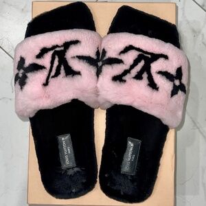AUTHENTIC Louis Vuitton Mink Slippers in Pink/Black